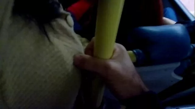 Sopir taksi di sisi jalan dekat cerita sek bergmbar mobil.