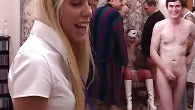 rusty Blair cerita sex hot bergambar Williams menyeretnya ke atas tangga dan kemudian sebuah lubang.